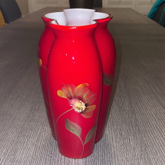 Beautiful Fenton Vase - Picture 7 of 9